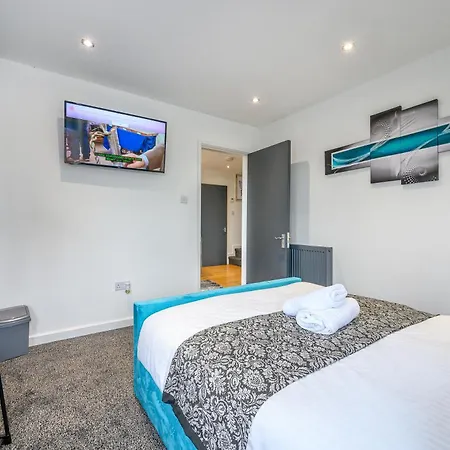 -83pl- For Your Relaxed & Cosy & Free Parking Leeds (West Yorkshire)